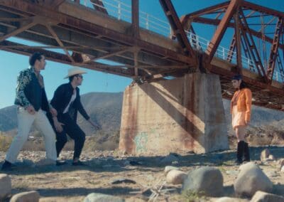 un grupo de personas caminando debajo de un puente