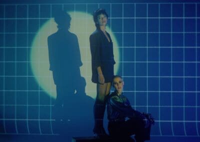 un par de personas paradas una al lado de la otra