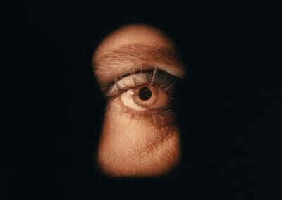 Un primer plano del ojo de una persona mirando a través de un ojo de cerradura