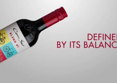 Una botella de vino está flotando en el aire